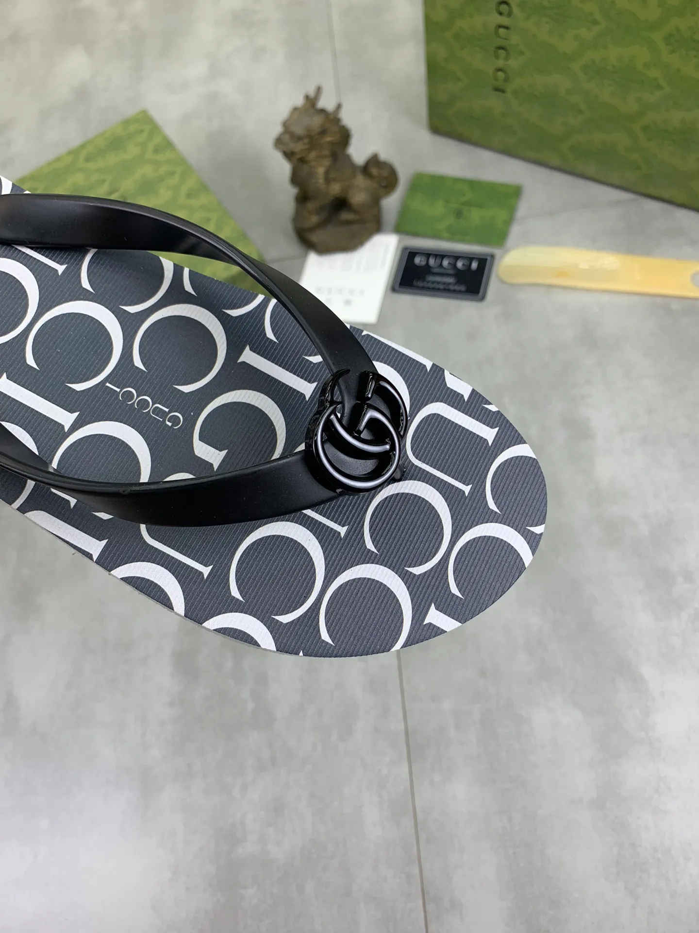Men's men's shoes 💰P220💰【New style】🆘【GUCCI】Official website's popular Gucci adult couple 🧑‍🤝‍🧑 style, children's flip-flops are on sale at the counter simultaneously! Original fabric imported from Italy. Original bottom provided by the original factory. Size: Adult 36-45. Children’s size: 30-37. Multiple colors available.